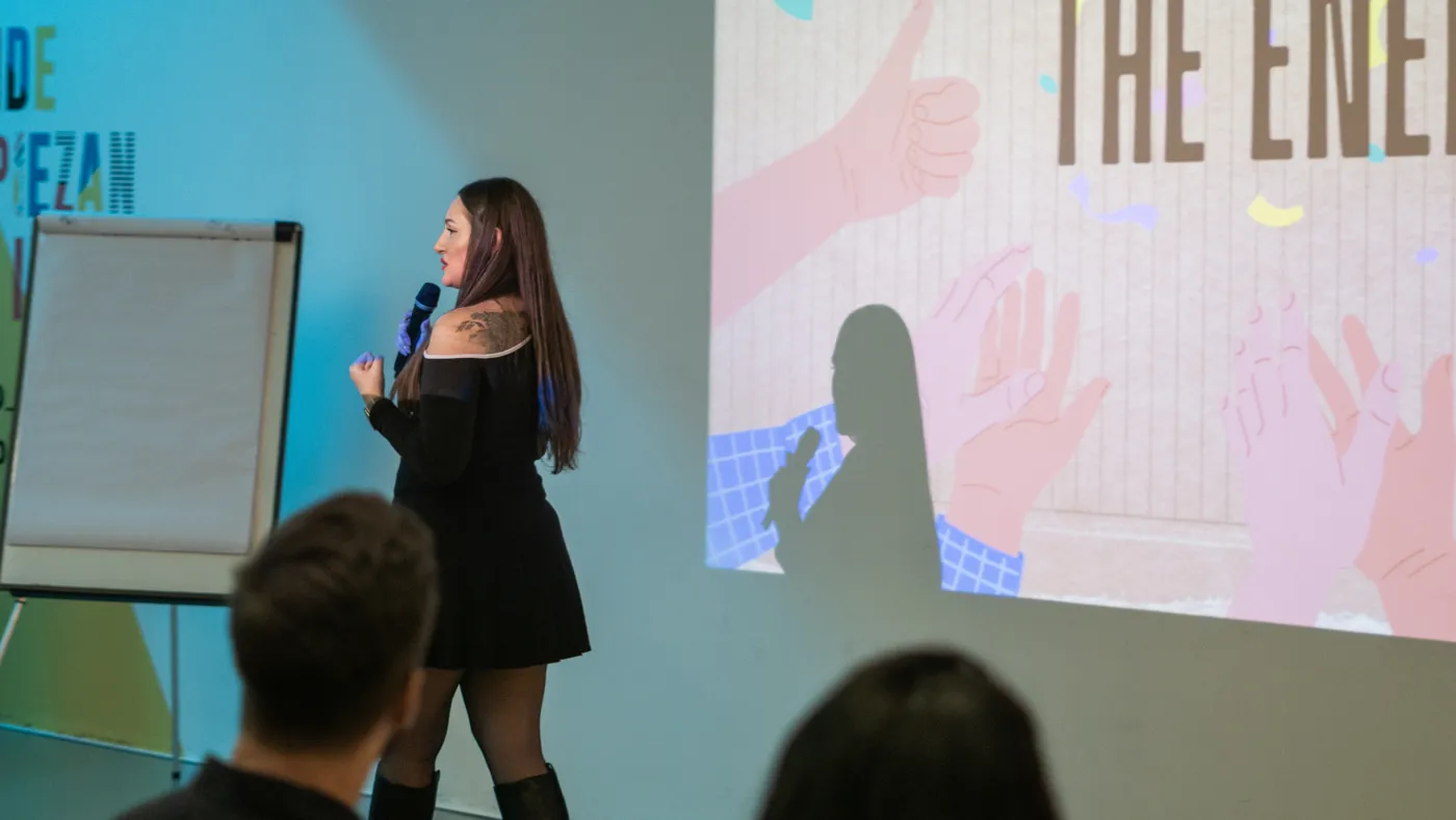 Elsi presenting to a room of entrepreneurs